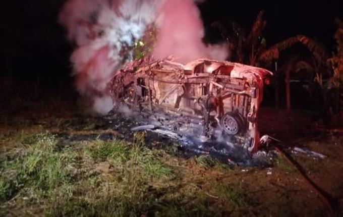 Veículo capota, pega fogo e deixa feridos em Flor do Sertão
