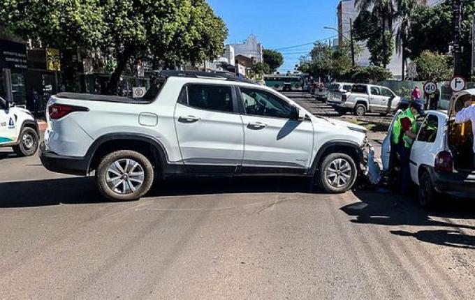 VÍDEO: Mulher fica gravemente ferida em colisão lateral no centro de SMOeste