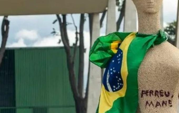 STF tem maioria para condenar cabeleireira que pichou “Perdeu, mané”; Fux pede pena menor