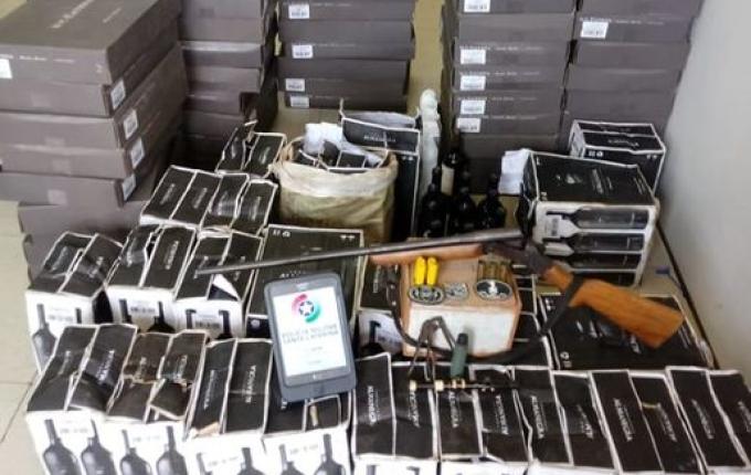 Ação na fronteira apreende espingarda e cem caixas de vinho