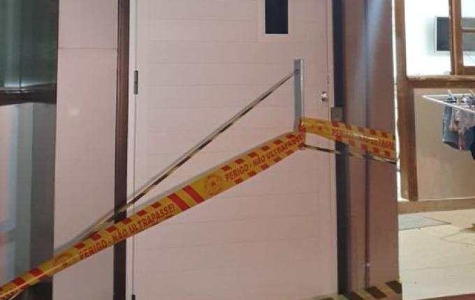Criança fica prensada em elevador e é socorrida pelos Bombeiros, em Mondaí