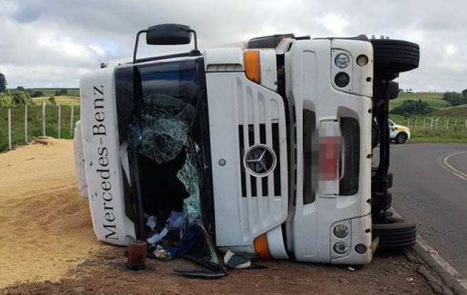 Carreta carregada com cereais tomba na SC-163, entre Descanso e Iporã do Oeste