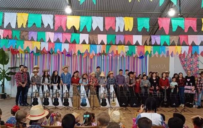 CIER de Linha Esperança recebe instrumentos musicais para oficinas de música