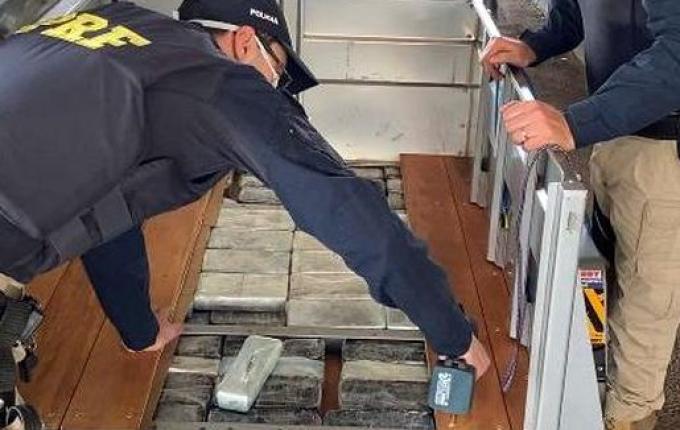 PRF localiza mais de 1,3 milhão de reais em crack e cocaína em fundo falso na BR-163 em SMOeste