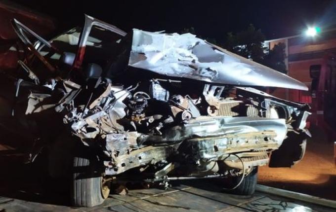 Colisão frontal entre veículos causa danos de grande proporção