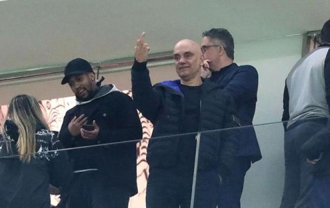 Moraes vai a jogo do Corinthians e faz gesto obsceno