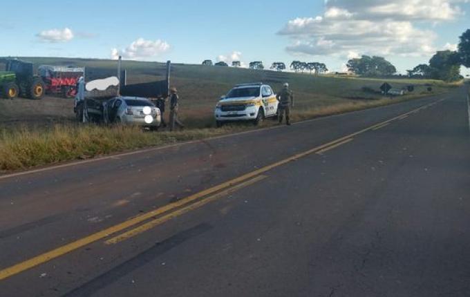Mulher sofre ferimentos em colisão de carro contra caminhão