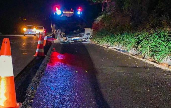 VÍDEO: Condutor capota camionete e a abandona em seguida na BR-282