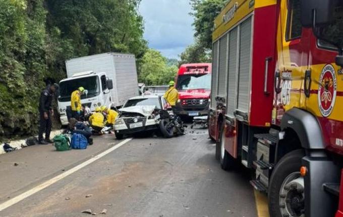 Acidente entre moto, caminhão e outros veículos deixa vítima fatal na BR-282