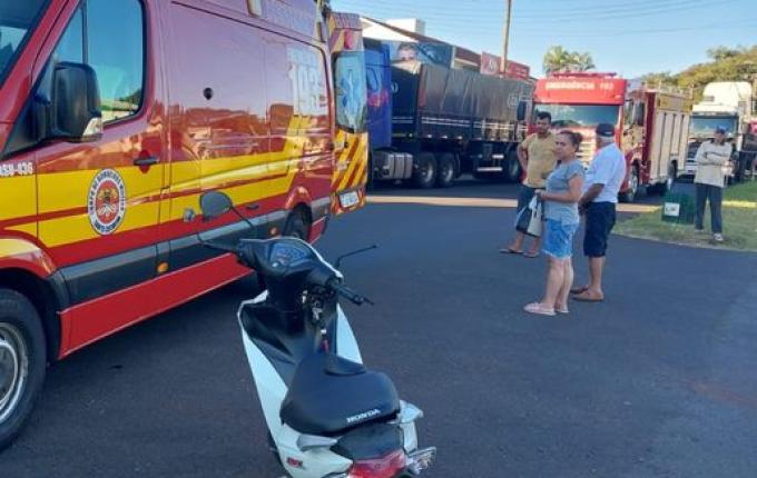 Mulher sofre ferimentos em acidente entre carro e moto em Itapiranga