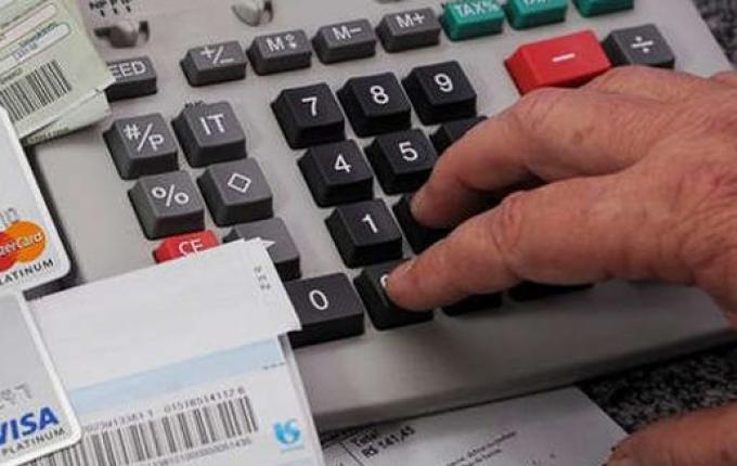 Pesquisa aponta que endividamento das famílias bateu recorde em todo o país