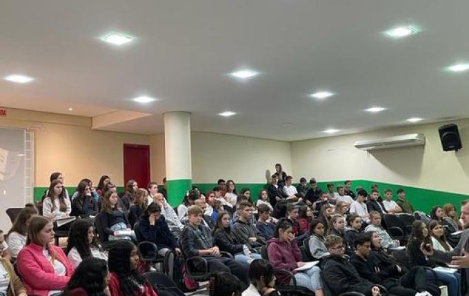 Cooperativa de crédito desenvolve atividades com escolas de Itapiranga