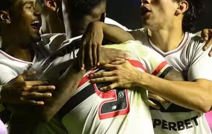 São Paulo vence de virada e empurra Grêmio para a zona de rebaixamento