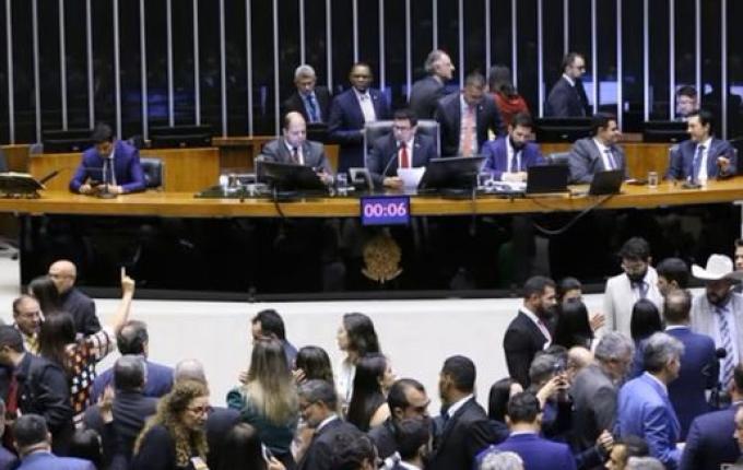 Câmara aprova urgência a projeto que cria 18 vagas deputados federais