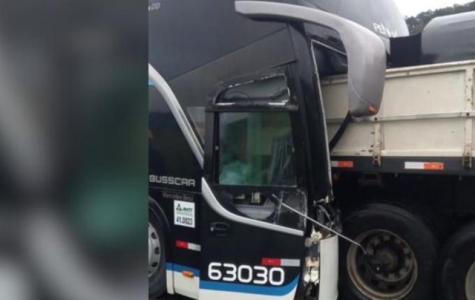 Acidente entre ônibus e caminhão deixa um morto e 13 feridos na BR-101