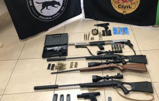 Polícia cumpre três mandados e prende duas pessoas