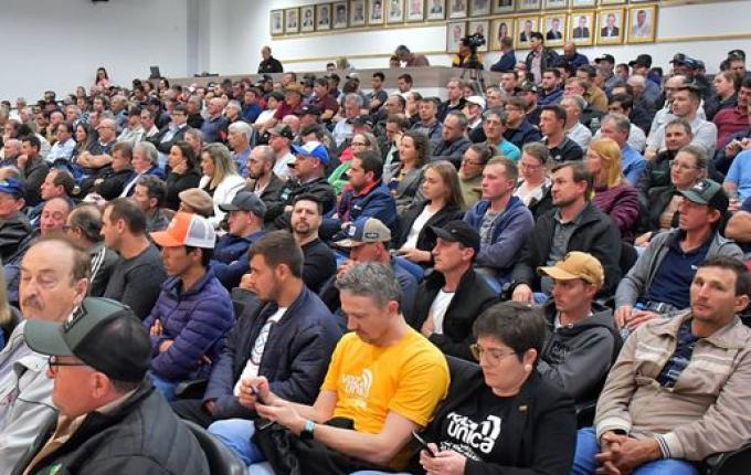 Produtores cobram em Audiência Pública fim da importação do leite em pó; vídeo