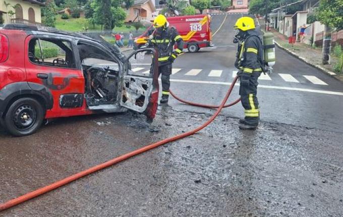 Incêndio destrói veículo no centro de Guarujá do Sul