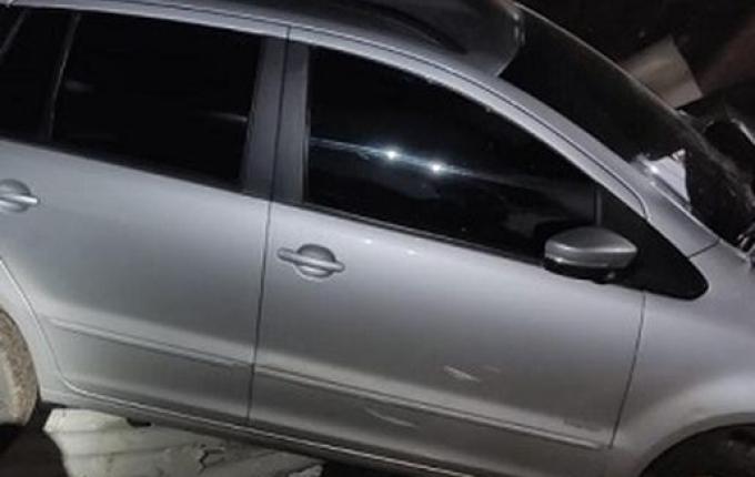 Carro vai parar dentro de oficina mecânica pelo telhado