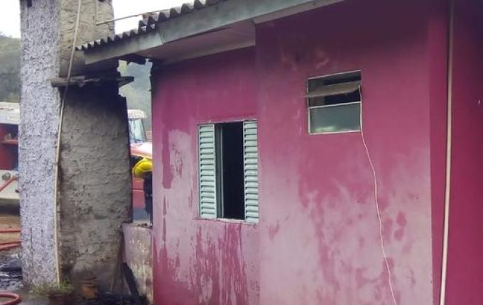Casa é parcialmente destruída pelo fogo em Romelândia