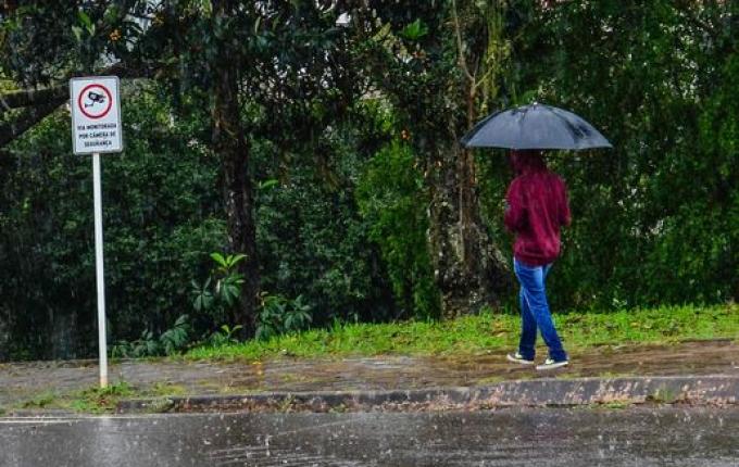 Chuva intensa causa estragos e risco alto para desastres segue em SC