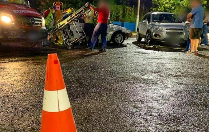 Colisão entre dois carros deixa mulher ferida em SMOeste
