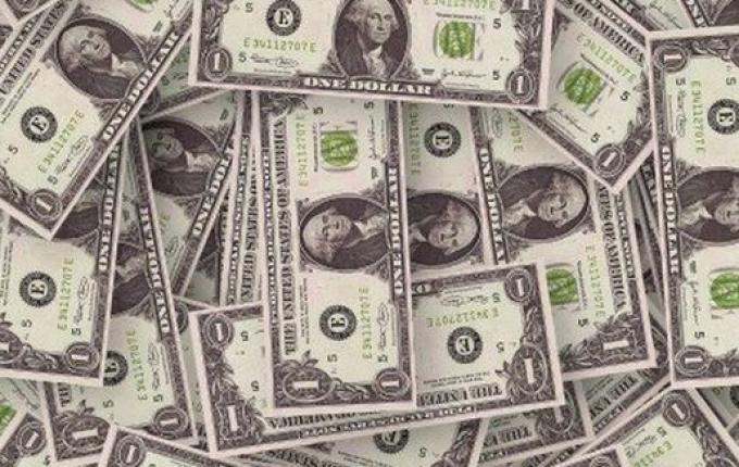 Dólar bate recorde e é vendido a quase R$ 5