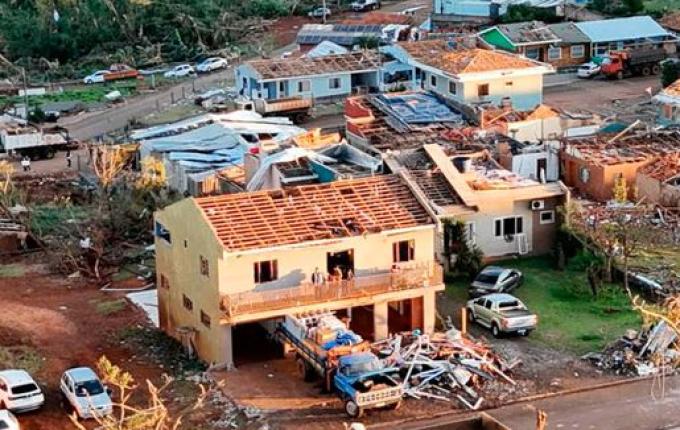 Paraná sanciona lei que prevê auxílio de até R$ 50 mil para famílias afetadas por tornado