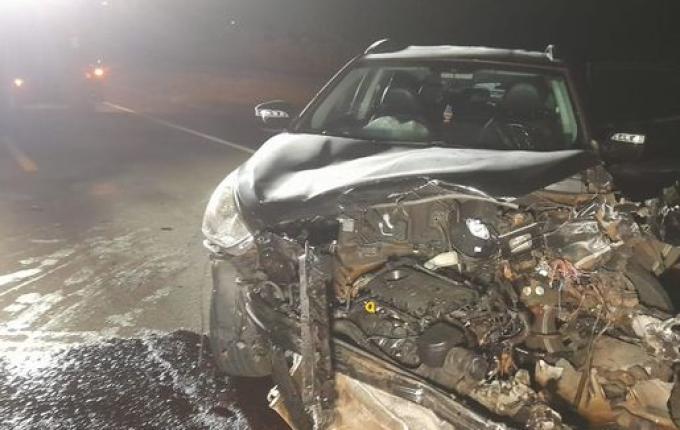 Colisão entre dois carros e caminhão deixa nove feridos na BR-282