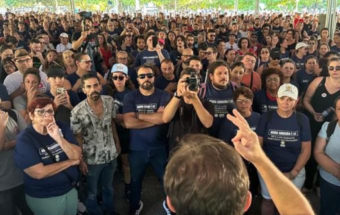 Greve dos professores é suspensa por dois meses em SC