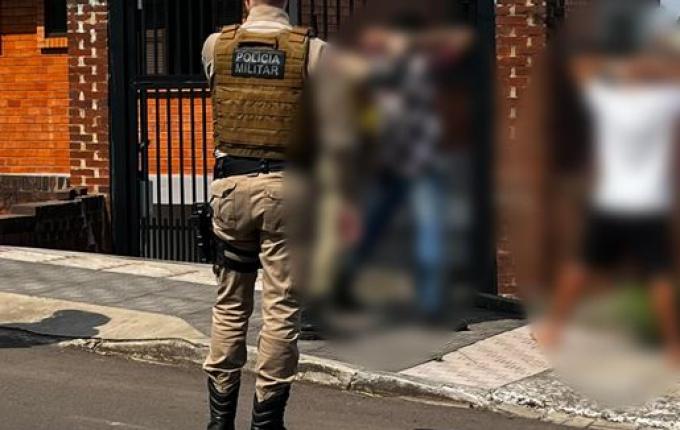 Adolescentes são apreendidos por furto após briga em frente a escola em SMOeste