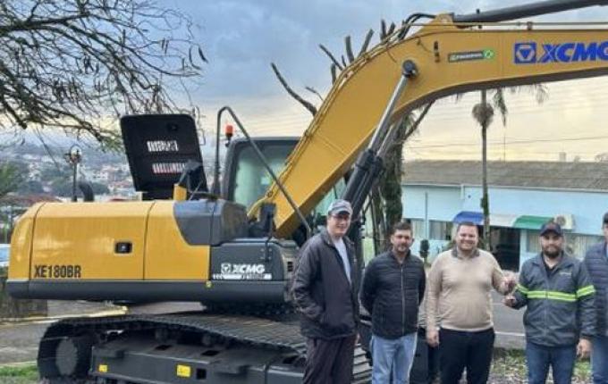 Nova escavadeira auxiliará na manutenção de estradas em Iporã do Oeste