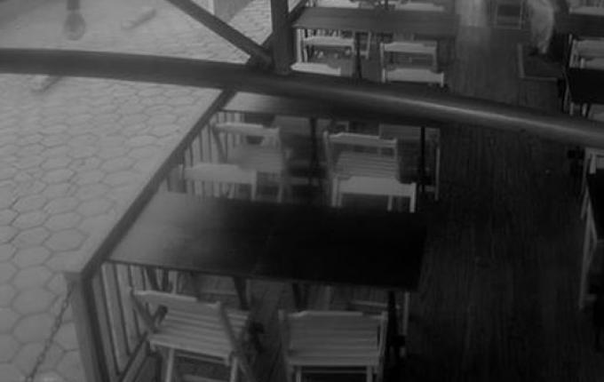 Câmera de segurança flagra homem arrombando porta de restaurante em SMOeste