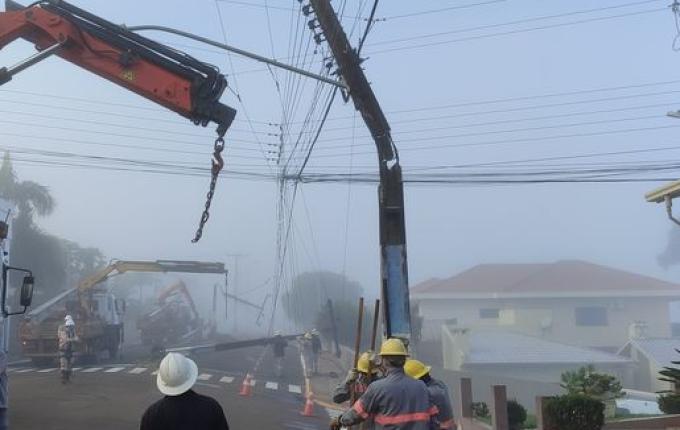 Colisão em poste deixa parte da cidade de Iporã do Oeste sem energia elétrica