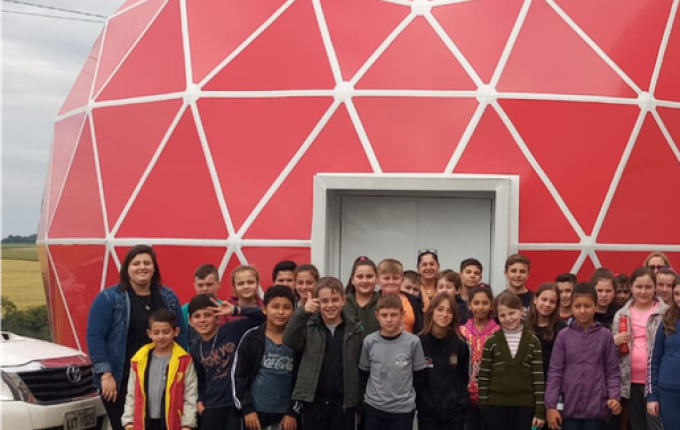 Estudantes de Santa Helena visitam o Planetário da Udesc