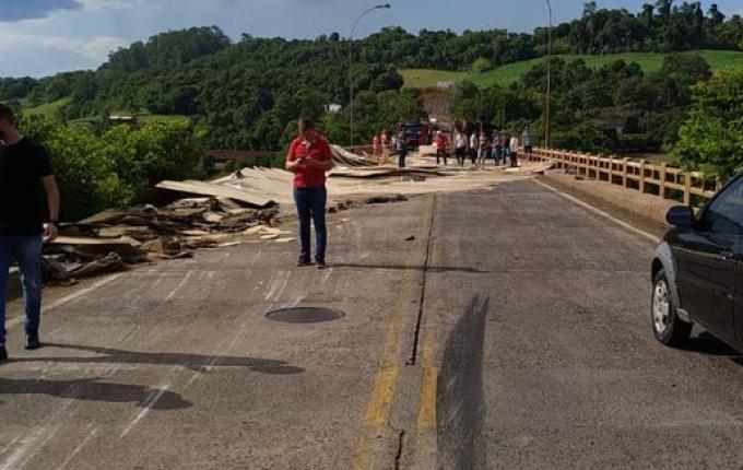Tombamento de caminhão bloqueia BR-282 em Nova Erechim