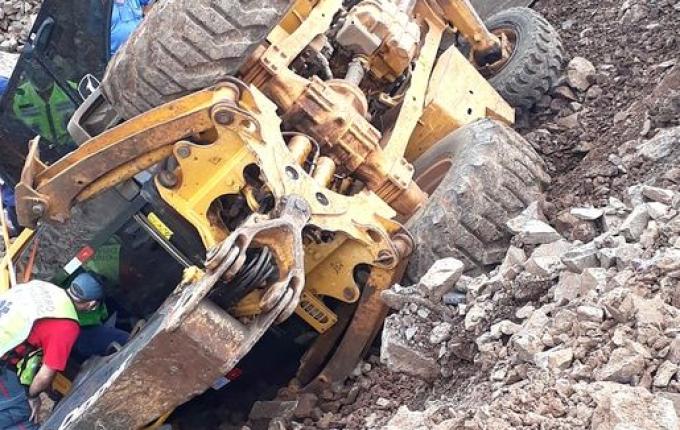 Homem fica ferido após tombamento de retroescavadeira no interior de Mondaí