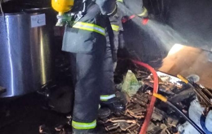 Incêndio atinge galpão em Mondaí