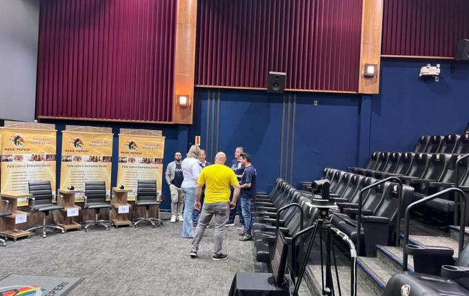 Candidatos começam a chegar para debate na Peperi
