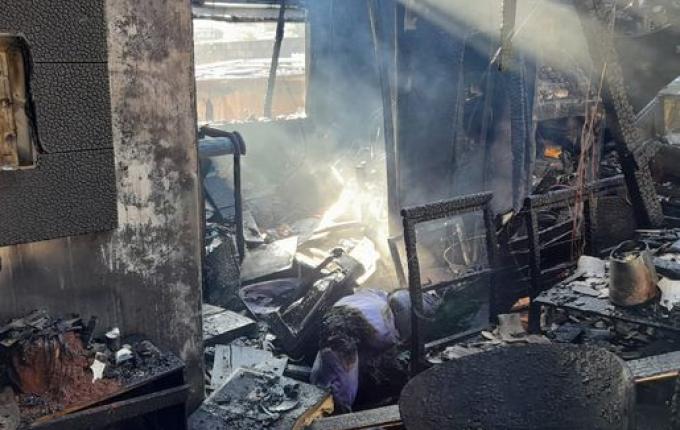 Residência fica destruída em incêndio