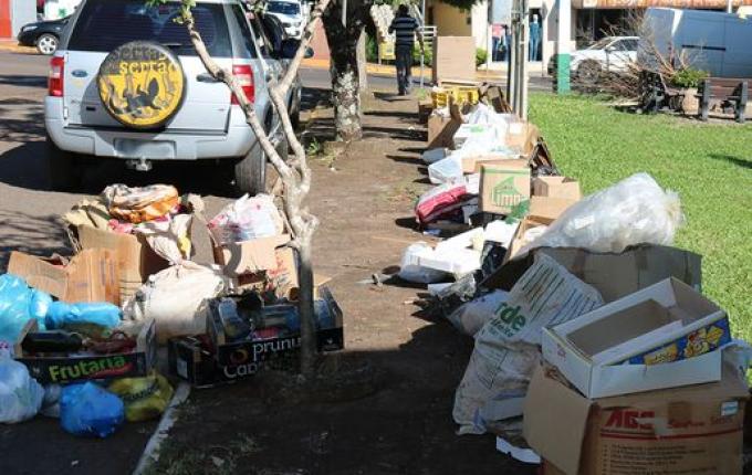 Grande quantidade de lixo chama atenção no centro de Iporã do Oeste