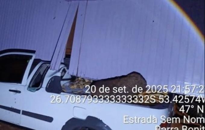 Casa vai parar sobre veículo durante temporal em Barra Bonita