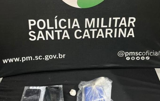 Dois homens são presos por tráfico de drogas em praça de SMO