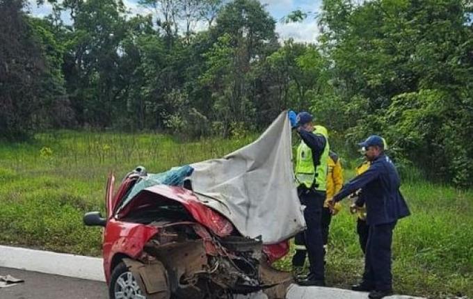 Homem morre em colisão frontal entre carro e caminhão na BR-282