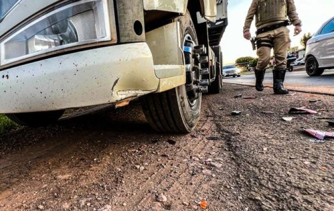 Casal fica ferido ao cair de moto e quase parar embaixo de caminhão na SC-163