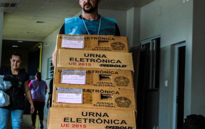 Urnas Eletrônicas são levadas para os locais de votação neste sábado
