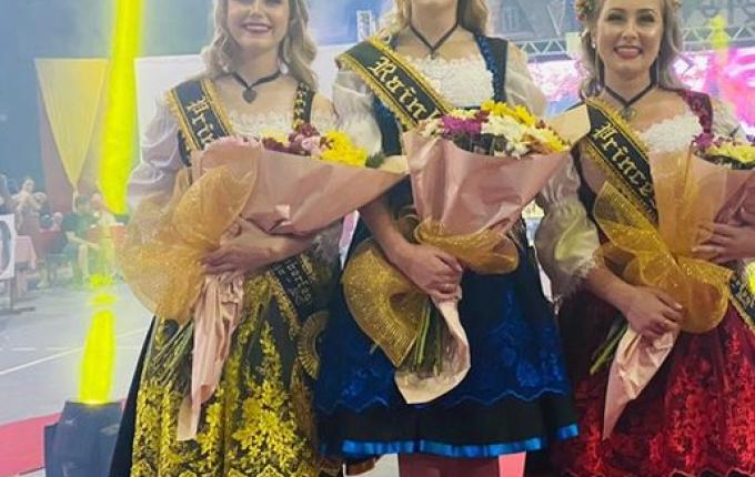 Daiane, Juliana e Jéssica são as novas soberanas da Oktoberfest