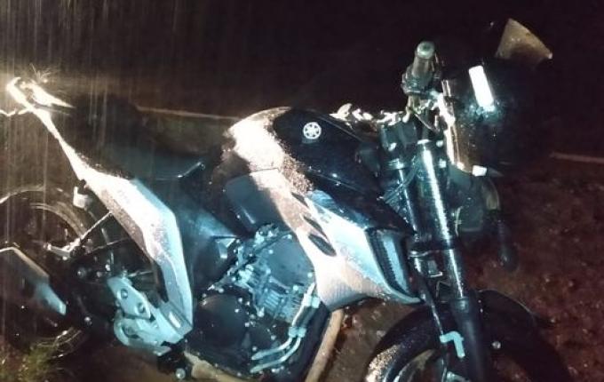 Saída de pista de moto deixa duas pessoas feridas na SC 496