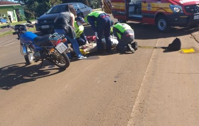 Mulher fica ferida ao colidir moto em caminhão e sofrer queda na avenida em Iporã do Oeste