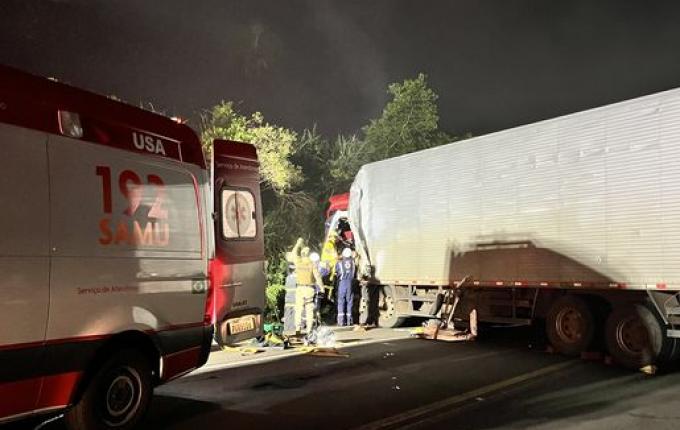 Colisão entre carreta e caminhão na BR-282 deixa um ferido grave